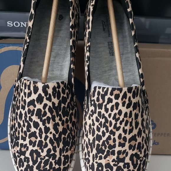 NWT: Clarks Women's Step Glow Jade Loafer Flat, Leopard Print Size 9W - Picture 4 of 9